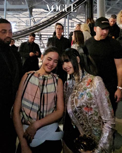 โมเมนต์สุดเซอร์ไพรส์ ‘ญาญ่า’ พบ ‘ลิซ่า’ ในโชว์ Louis Vuitton ฉลอง 10 .